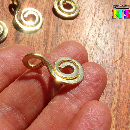4 pendentifs spirale fait main en laiton doré martelé et poli de 2.5 cm de long (0.98) - apprêt pour bijou fabrication artisanale française