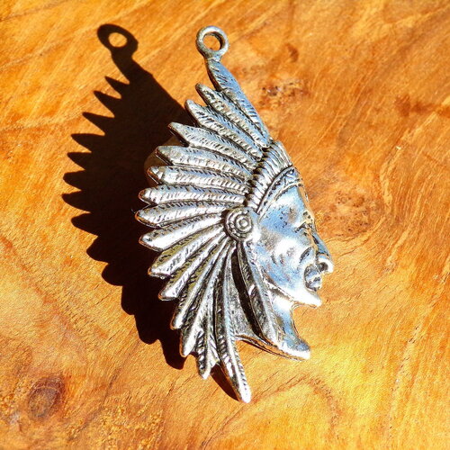Grand pendentif tête de chef indien 6 cm (&quot;2.36) x 3 cm (&quot;1.18) - pendentif gravures en relief - alliage tibétain plaqué argent