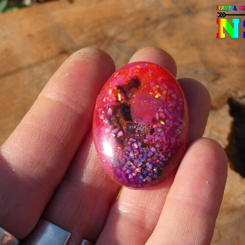 Grand cabochon ovale de 3.8 cm x 2.8 cm luminescent, création artisanale unique résine epoxy, bois et opales blanches, brille dans le noir