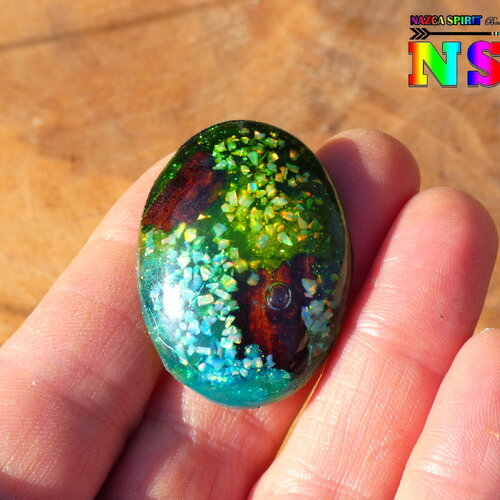 Grand cabochon ovale de 3.8 cm x 2.8 cm luminescent, création artisanale unique résine epoxy, bois et opales blanches, brille dans le noir