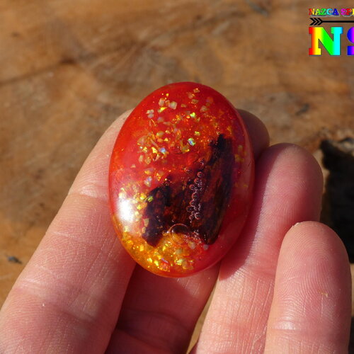 Grand cabochon ovale de 3.8 cm x 2.8 cm luminescent, création artisanale unique résine epoxy, bois et opales blanches, brille dans le noir