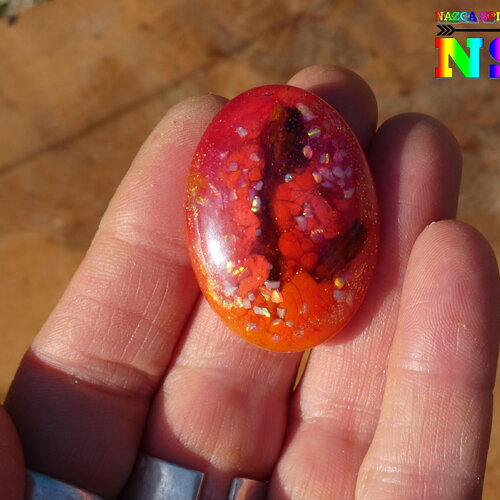 Grand cabochon ovale de 3.8 cm x 2.8 cm luminescent, création artisanale unique résine epoxy, bois et opales blanches, brille dans le noir