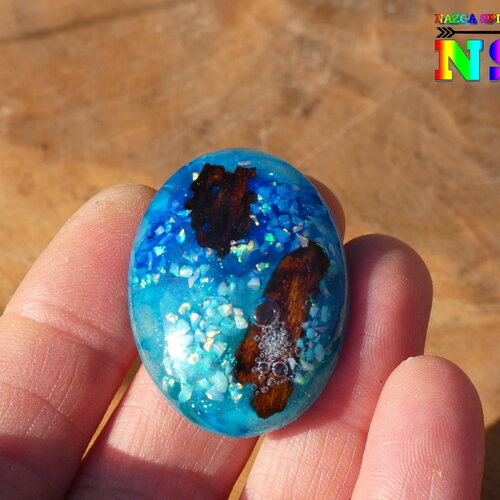 Grand cabochon ovale de 3.8 cm x 2.8 cm luminescent, création artisanale unique résine epoxy, bois et opales blanches, brille dans le noir
