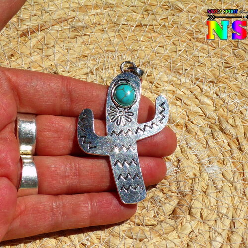 Grand pendentif tribal ethnique de 7.9 cm - cactus en laiton plaqué argent gravé et howlite turquoise - pendentif gravures ethniques