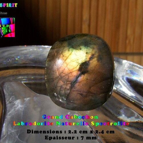 Modèle aa314 - cabochon de labradorite spectrolite de 2.4 cm x  2.2 cm - epaisseur 7 mm