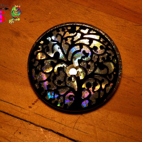 Grand cabochon rond de 5 cm (&quot;1.96) en verre dôme multicolore iridescent - cabochon artisanal en verre et hologrammes et arbre de vie noir