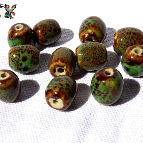 9 perles ovales tonneau en céramique grecque -  perles de 1.2 cm (&quot;0.47) -  vert emeraude et beige - moucheté de brun - pour création bijoux
