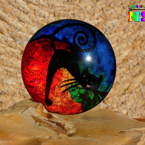 Cabochon rond en verre bombé de 5 cm (&quot;1.96) chat noir -création artistique fait main- cabochon multicolore iridescent pour création bijoux