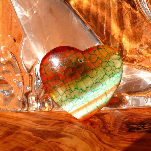 Pendentif perle percée forme coeur  en agate veine de dragon cognac semi transparent veinures vert emeraude de 4 cm (&quot;1.57) x 3.5 cm (&quot;1.37)