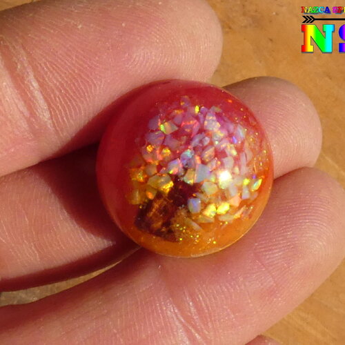 Cabochon rond de 2 cm luminescent, création artisanale unique résine epoxy, bois et opales blanches, orange jaune soleil brille dans le noir