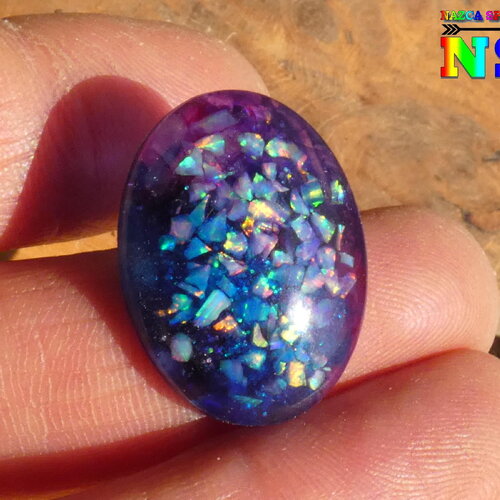 Cabochon ovale de 2.2 cm x 1.7 cm luminescent, création artisanale unique résine epoxy, bois et opales blanches, violet brille dans le noir