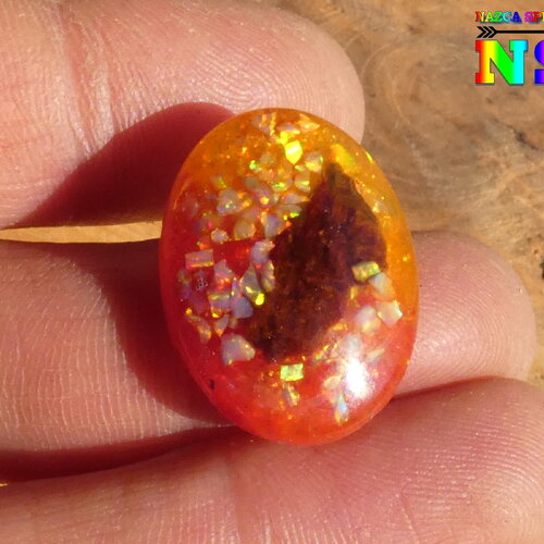 Cabochon ovale de 2.2 cm x 1.7 cm luminescent, création artisanale unique résine epoxy, bois et opales blanches, orange brille dans le noir
