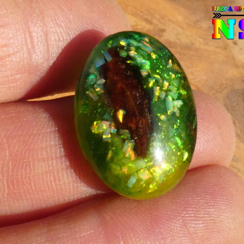 Cabochon ovale de 2.2 cm x 1.7 cm luminescent, création artisanale unique résine epoxy, bois et opales blanches, vert brille dans le noir