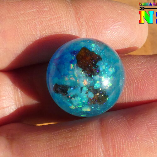 Cabochon rond de 2 cm luminescent, création artisanale unique résine epoxy, bois et opales blanches, bleu turquoise brille dans le noir