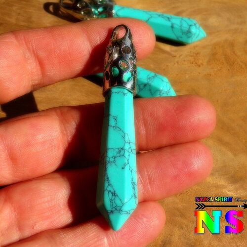 Pendentif bohème tribal ethnique de 6.5 cm (&quot;2.56),  aiguille de turquoise naturelle du tibet sertie sur bélière ouvragée plaqué argent