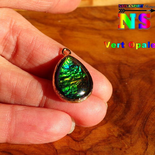 2 pendentifs gouttes 2.2cm (&quot;0.86) de long /laiton doré et résine imitation opale /opale synthétique vert emeraude et doré iridescent