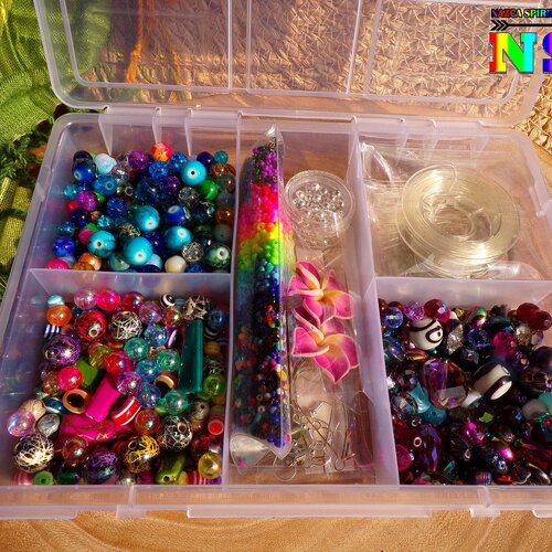 Boite kit création bijoux boho bohème - boite plastique 5 compartiments remplis large choix de perles verre cristal résine apprêts et fils
