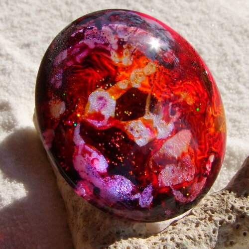 Cabochon rond de 40 mm (&quot;1.57) verre dôme-gamme star light - création handmade fusion- rouge/orange/bordeaux- reflets bleu violet iridescent