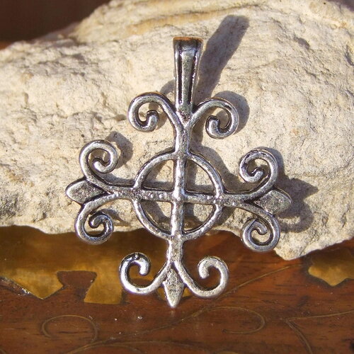 Grand pendentif croix de 3.2 cm - croix médiévales ciselées - croix vintage alliage tibétain - croix ciselées couleur argent vieilli