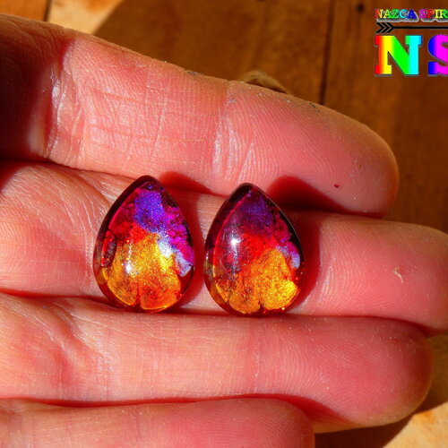 Paire de cabochons gouttes verre dôme de 1.8 cm (&quot;0.70) x 1.3 cm (&quot;0.51) -coloration artisanale multicolore iridescent -création artistique