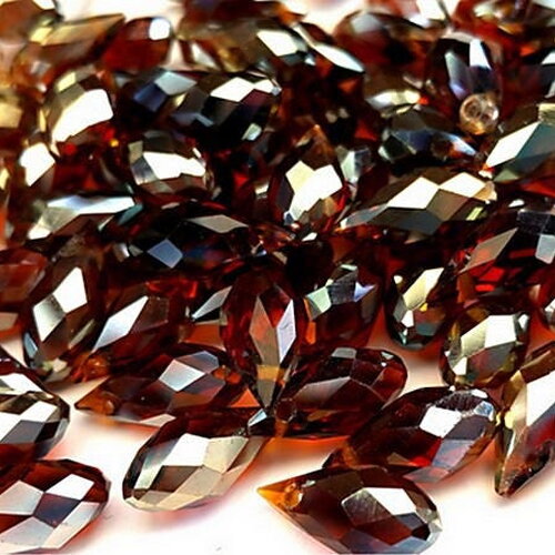 10 perles gouttes cristal de bohème,  cristal facetté de  1.2 cm x 0.6 cm, couleur brun marron iridescent  trou 1 mm