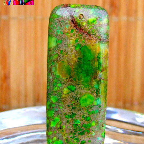 Modèle 3 : pendentif percé en jaspe aquaterra teinté vert chrysolite de 5 cm x 2 cm