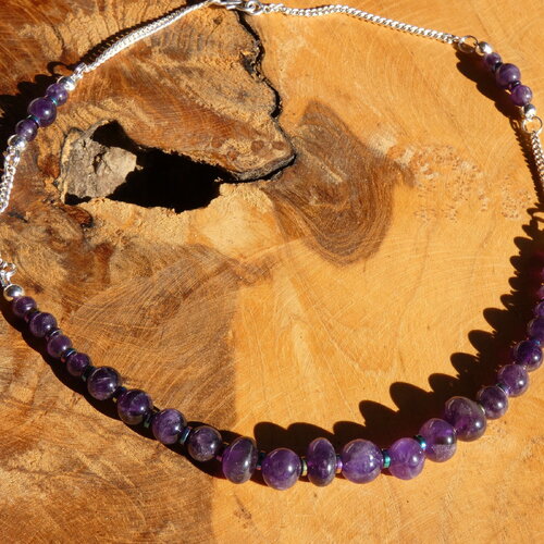 Collier bohème ethnique de 50 cm en perles d'améthystes naturelles et chaîne plaqué argent, chaîne gourmette plate, pierres fines france
