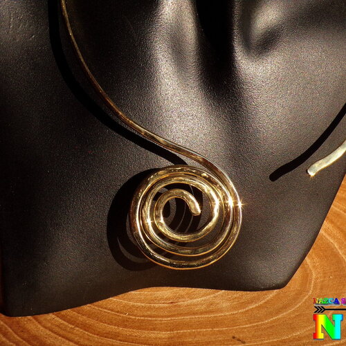 Collier jonc artisanal fait main en laiton or - collier inspiré des bijoux incas - collier spirale en laiton martelé finition or brillant