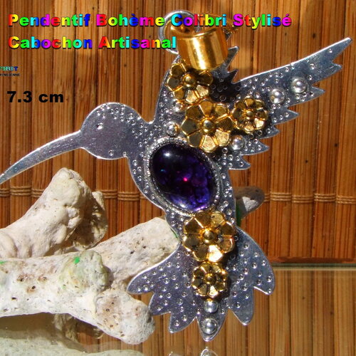 Pendentif bohème 7.3 cm colibri en métal argenté gravures ethniques fleurs dorées et et cabochon coloration artisanale