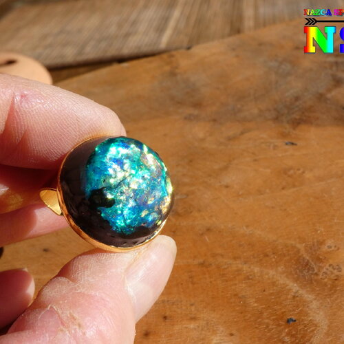 Bague artistique ajustable acier inox plaqué or 18k,cabochon fait main résine cristal iridescent effet opale aquatique, gamme bleu océan