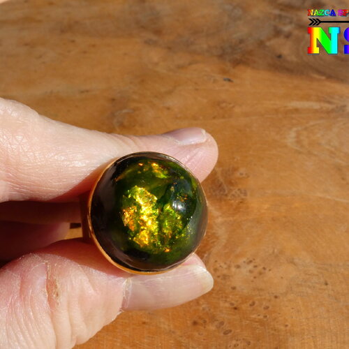 Bague artistique ajustable acier inox plaqué or 18k,cabochon fait main résin cristal iridescent effet opale vert emerald, gamme vert végétal