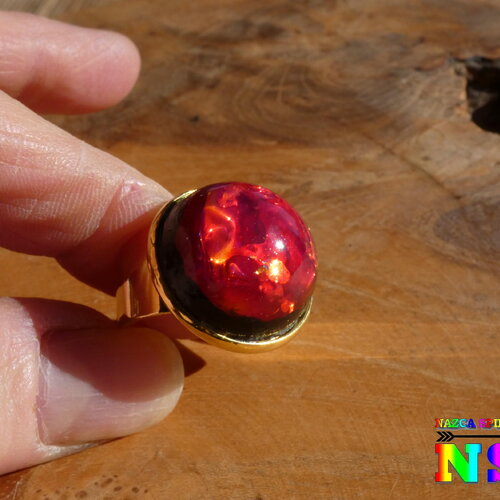 Bague artistique ajustable acier inox plaqué or 18k,cabochon fait main résine cristal iridescent effet opale rouge passion, gamme volcanique