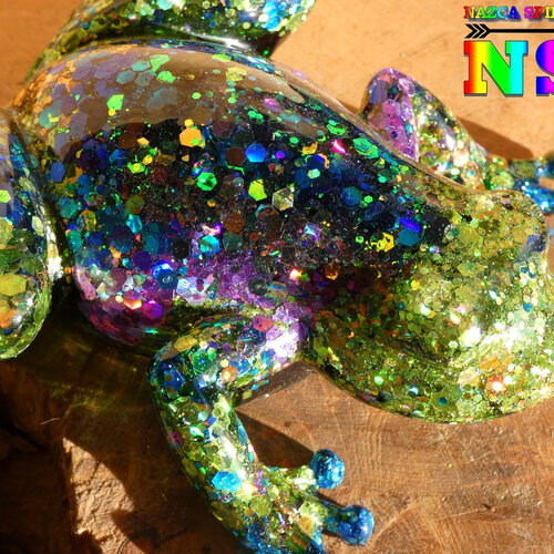 Grenouille en résine cristal et paillettes holographiques iridescentes, objet d'art décoratif fait main  création multicolore unique