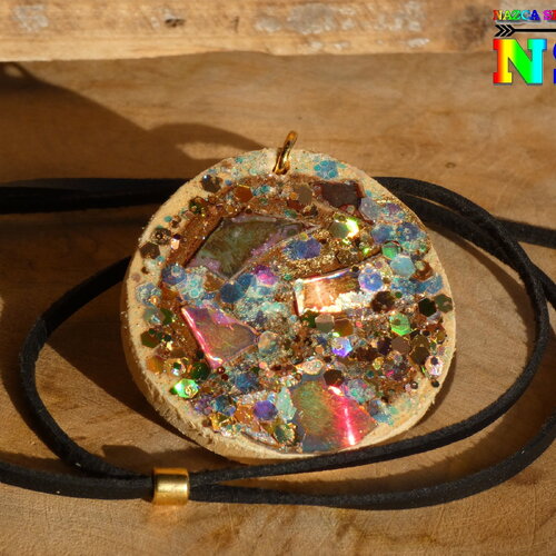 Collier bohème ajustable, pendentif rond de 4.5 cm fait main en bois d'acacia, dvd recyclé, paillettes multicolores iridescentes et laser