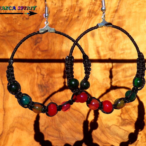 Boucles d'oreilles pendants créoles ethniques tissage artisanal noir perles d' emeraudes naturelles, rubis facetté et tourmalines