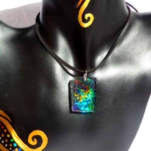 Collier réglable bohème chic / suédine effet cuir / pendentif handmade / rectangle résine / multicolore iridescent /effet opale australienne