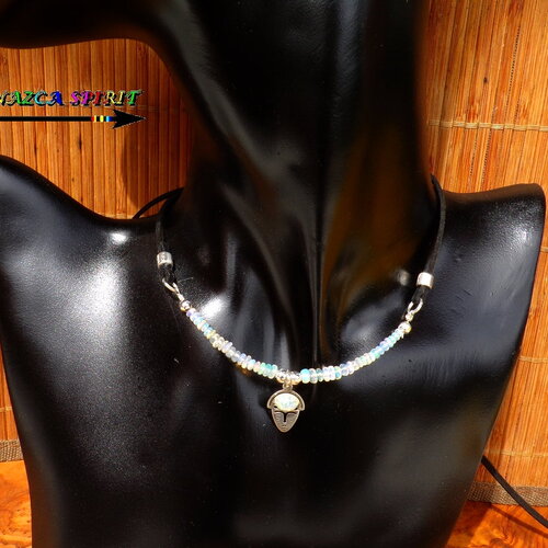 Collier réglable / perles en pierres précieuses / opales iridescentes australie / pendentif masque ethnique argent 925 cabochon opale