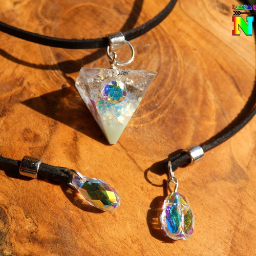 Collier energétique ajustable, pendentif pyramide résine cristal multicolore iridescent, cristal autrichien aurore boréale, luminescent