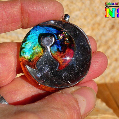 Pendentif artisanal chat sur la lune et cabochon verre coloration artisanale - pendentif multicolore iridescent - création artistique unique