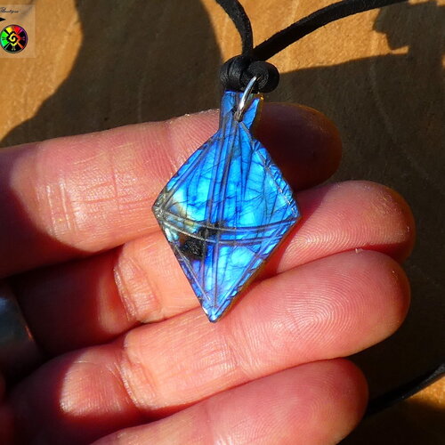 Collier ethnique ajustable et son pendentif forme pointe de flèche en labradorite sculptée - bijou artisanal multicolore iridescent