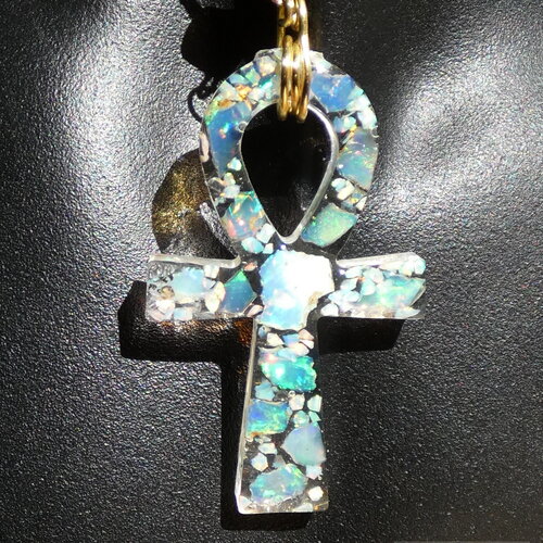 Collier ajustable pendentif egyptien croix ankh fait main, bijou résine et pierres fines opales naturelles welo multi-feux, création unique