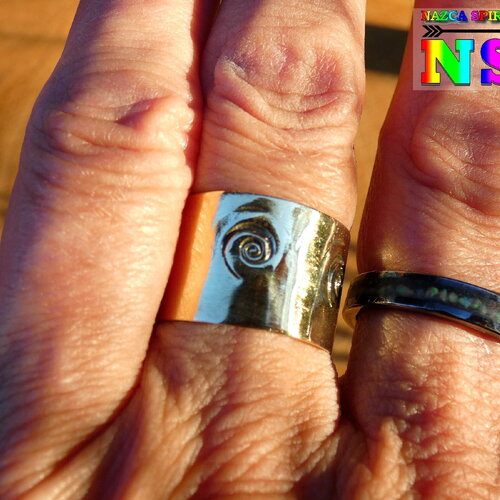 Bague ajustable jonc anneau large en laiton or - bijou fait main avec motifs spirales effet relief - bague ethnique poinçons artisanaux
