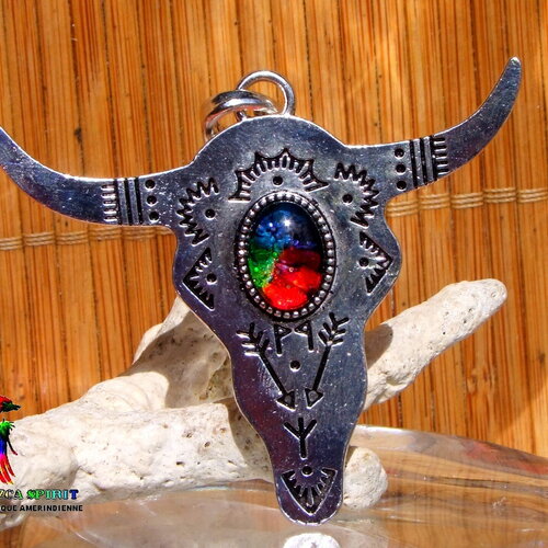Grand pendentif tribal ethnique de 7.1 cm - tête de boeuf bison - métal argenté - gravures symboles ethniques,cabochon coloration artisanale