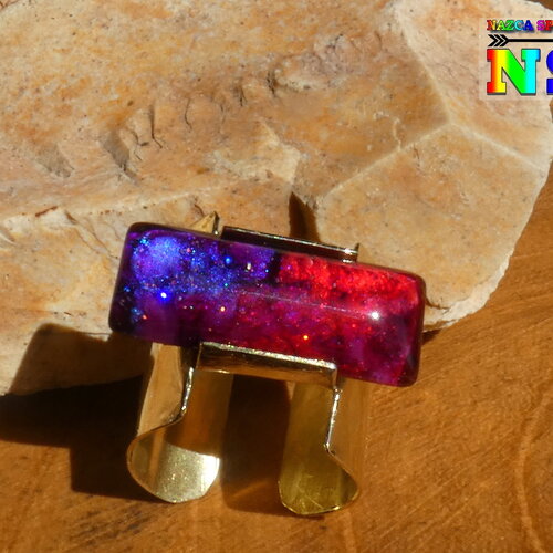 Bague artisanale ajustable design en laiton or - anneau surmonté d'un cabochon rectangle verre multicolore iridescent - création unique