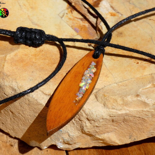 Collier ajustable pendentif mini surf en bois d'eucalyptus et opales de feu - thème australie - bijou océan fait main multicolore iridescent