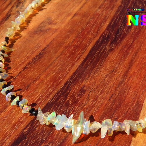 Collier ajustable bohème ethnique en opales naturelles welo ethiopie - collier perles chips d'opales arc-en-ciel et spinelles noires