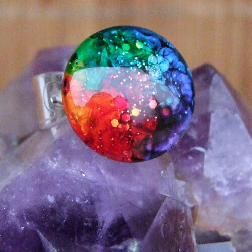 Bague ethnique réglable - anneau ouvragé ciselé - bague laiton plaqué argent français - cabochon fait main verre multicolore iridescent