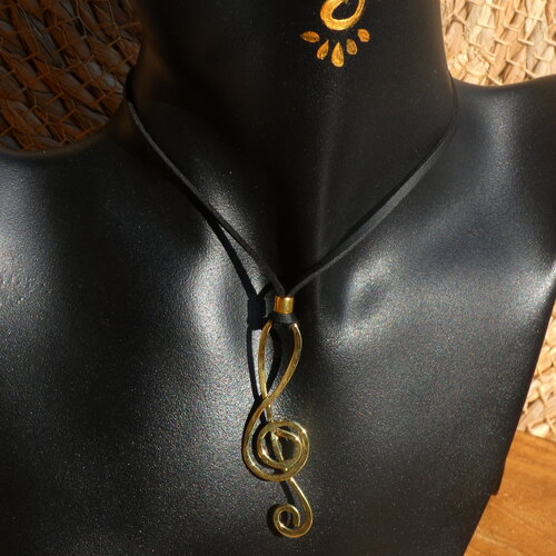 Collier bohème ajustable pendentif artisanal clé de sol - bijou fait main en laiton or - création artisanale originale unique pour femme