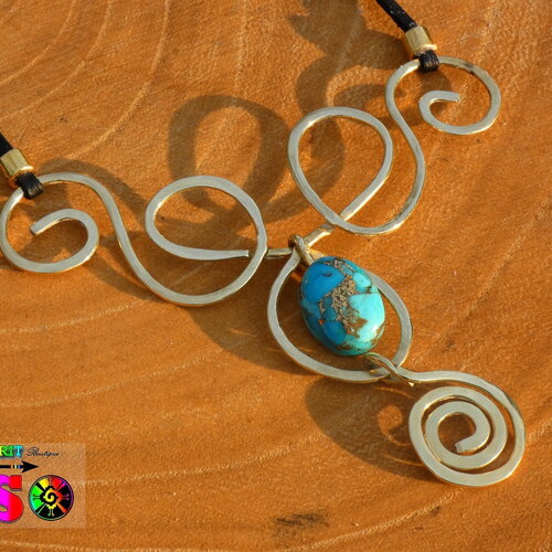 Collier ajustable pendentif artisanal style maya - bijou fait main spirales laiton or et turquoise - création artisanale originale unique