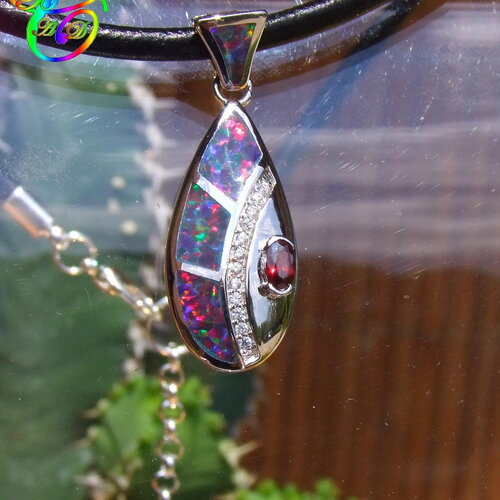 Collier ras de cou pendentif métal argenté brillant  opales de feu de synthèse rouge multi feux et rubis de synthèse 